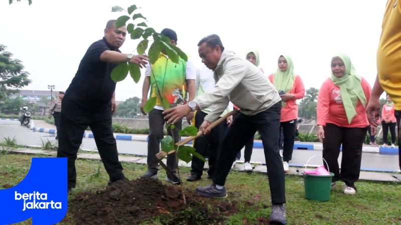 Wali Kota Jaktim Pimpin Penanaman Pohon di Waduk Dukuh 1