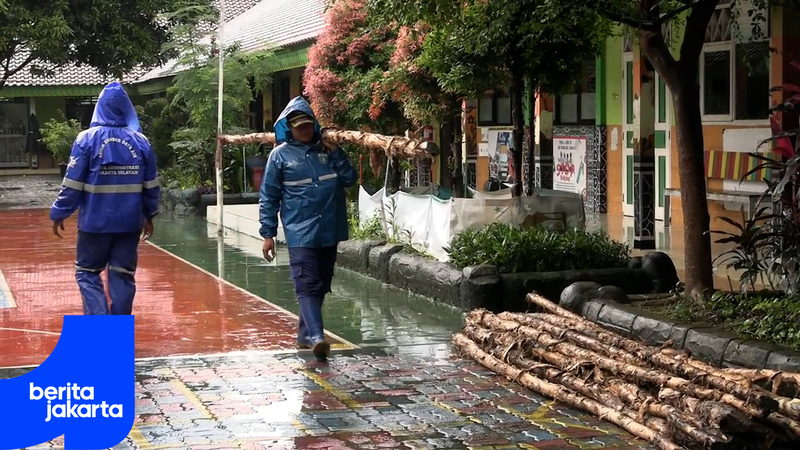Personel Gabungan Gerak Cepat Tangani Turap Longsor di Srengseng Sawah
