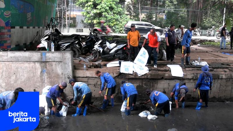 200 Petugas Gabungan Bersihkan Saluran Phb Jembatan Dua