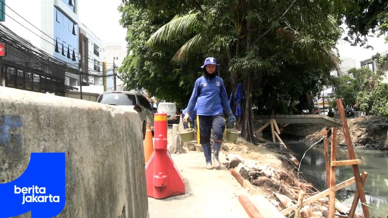 Petugas Gerak Cepat Perbaiki Turap Roboh di Kali Sunter C