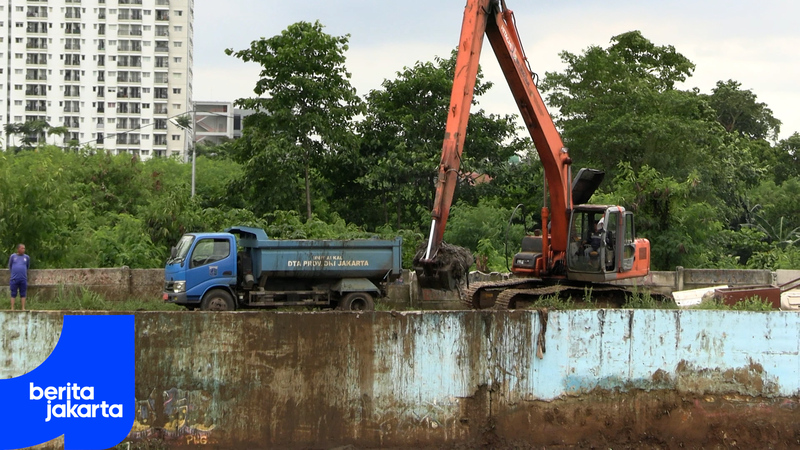 Pengerukan Kali Ciliwung Segmen MT Haryono Terus Dikebut