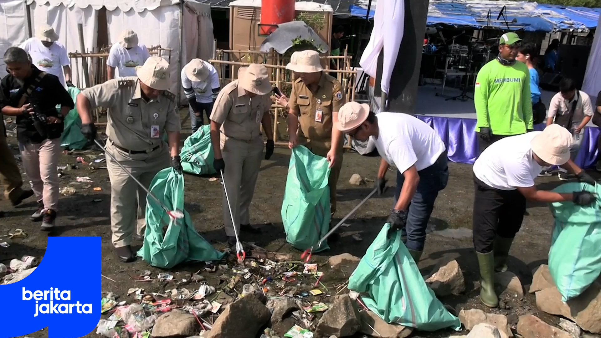 200 Volunteers Hold Joint Cleanup Action at Marunda Beach