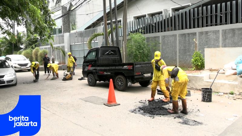 Petugas Gerak Cepat Perbaiki Jalan Berlubang di Jalan Agung Jaya I