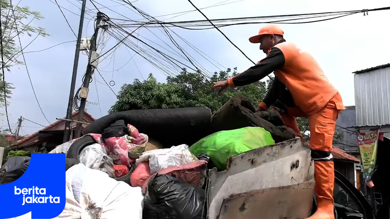 PPSU Jati Padang Gerak Cepat Bersihkan Sampah Pascabanjir