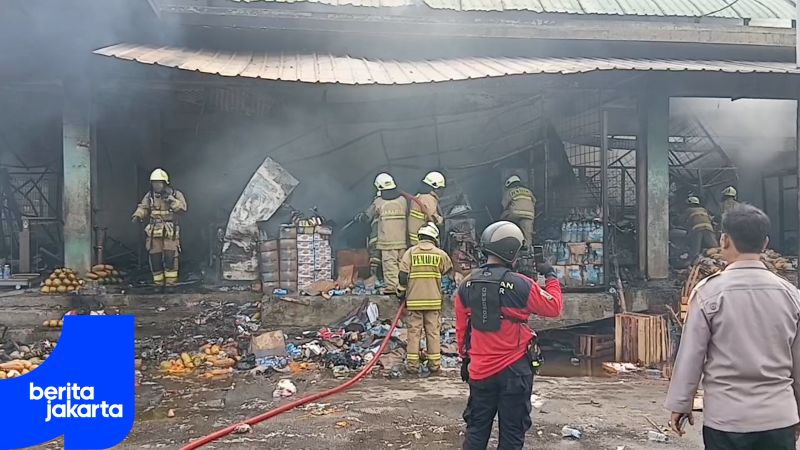 Kramat Jati Market Remains Open After Fire