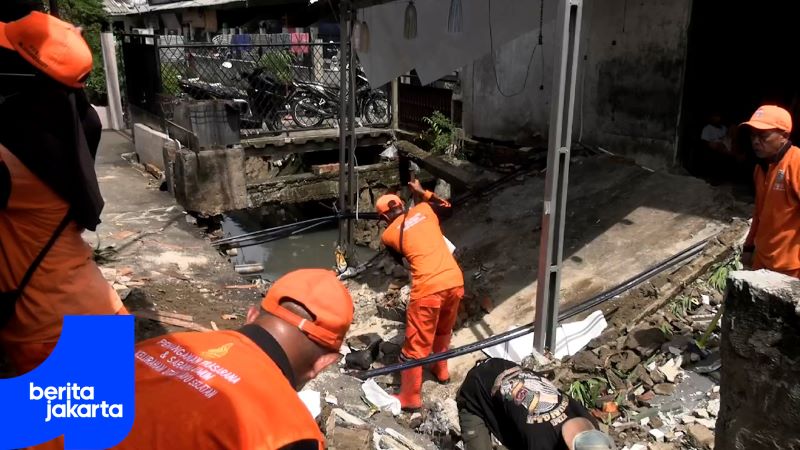 PPSU dan Warga Gotong Royong Tangani Jembatan Ambrol di Utan Kayu Selatan
