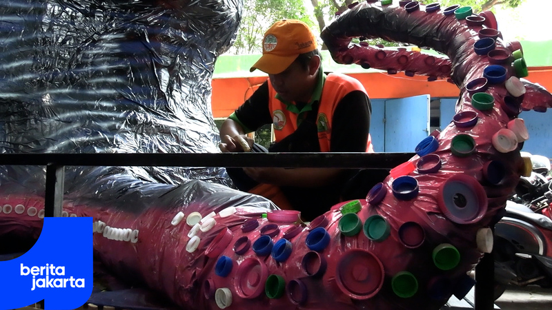Petugas UPS Badan Air Menteng Sulap Sampah Jadi Perahu