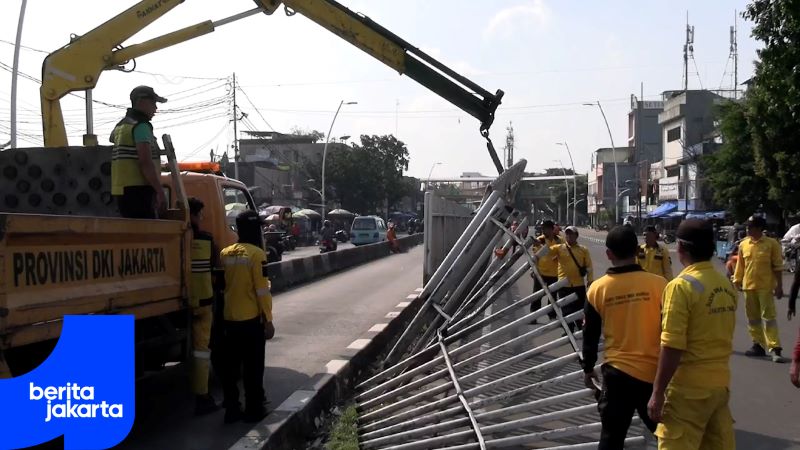 Petugas Gabungan Bersihkan Jalan Matraman Raya Pascaaksi Unjuk Rasa
