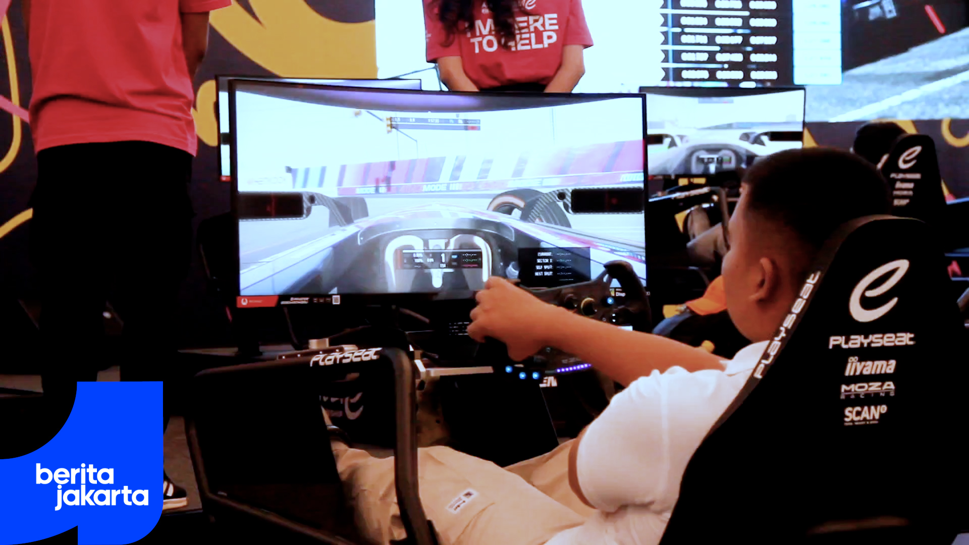 Antusias Penonton Jajal Simulator Mobil Balap Formula E