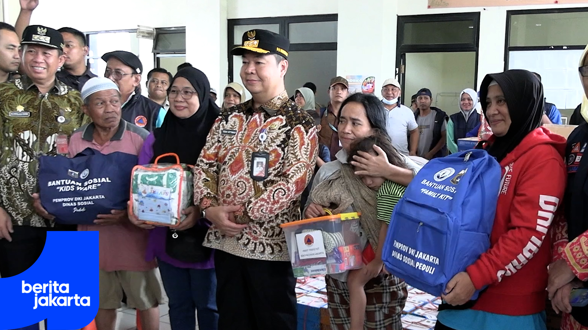 Pj Gubernur Tinjau Posko Pengungsi Banjir di Semper Barat