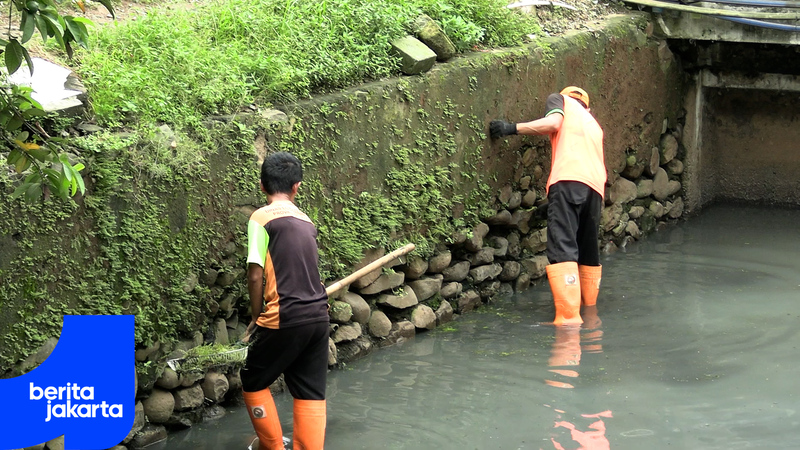 Pramono Tinjau Pengerukan Kali Ciliwung