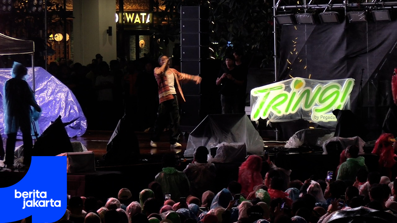 Hujan Tak Surutkan Antusias Warga Nikmati Malam Tahun Baru di Panggung Sarinah 