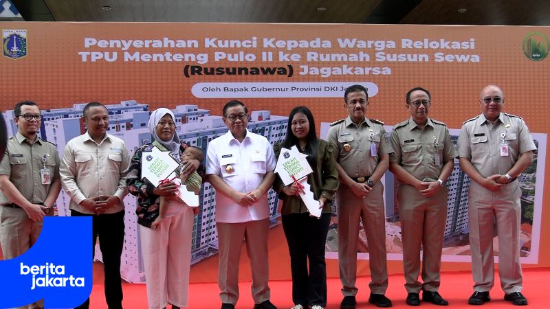 Pramono Hands Over Flat Keys to Former Menteng Pulo II Public Cemetery Residents