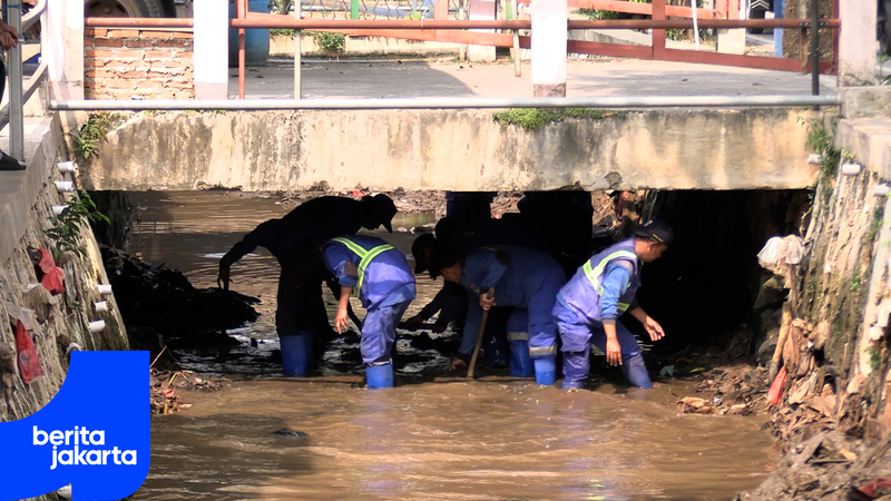 200 Personel Gabungan Keruk Lumpur Kali Cabang Tengah