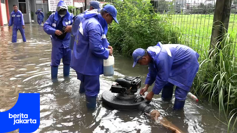 Petugas Gabungan Tangani Banjir di Pondok Bambu