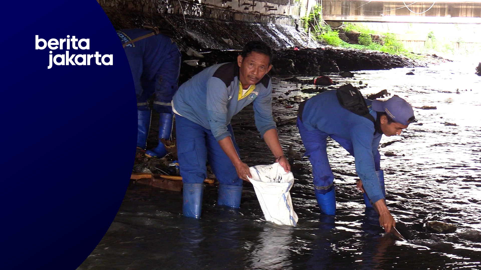 Antisipasi Genangan, Pengerukan Lumpur Sungai Ciliwung Terus Dilakukan