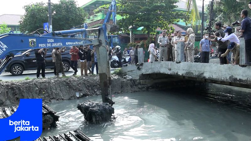Pramono Tinjau Pengerukan Kali Irigasi Cakung Timur 