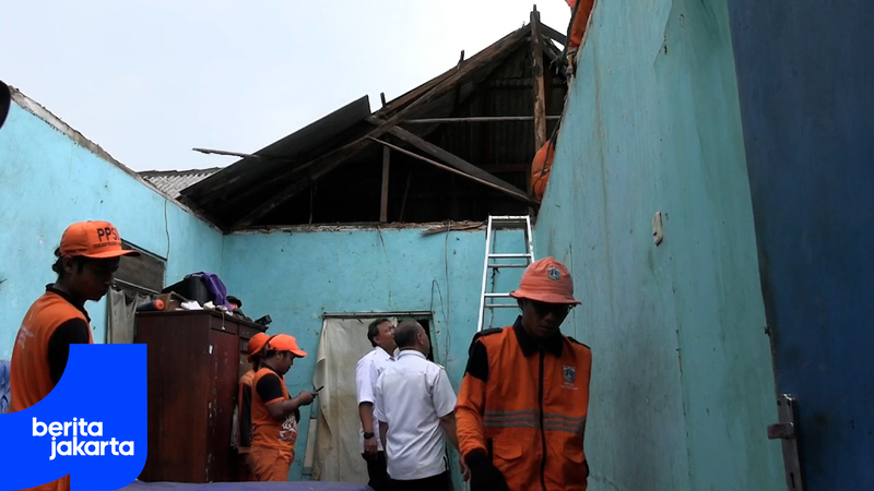 Petugas Bersihkan Puing Rumah Ambruk Akibat Hujan Deras di Kramat Jati