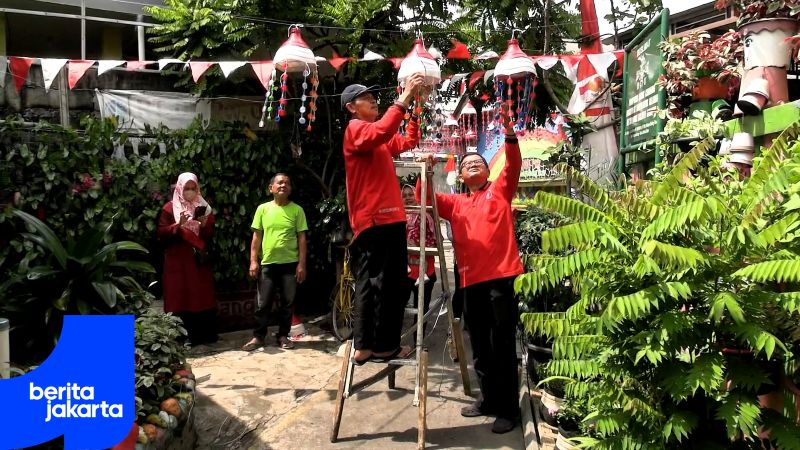 Residents of Kelapa Gading Timur Turn Used Items into Red and White Decorations