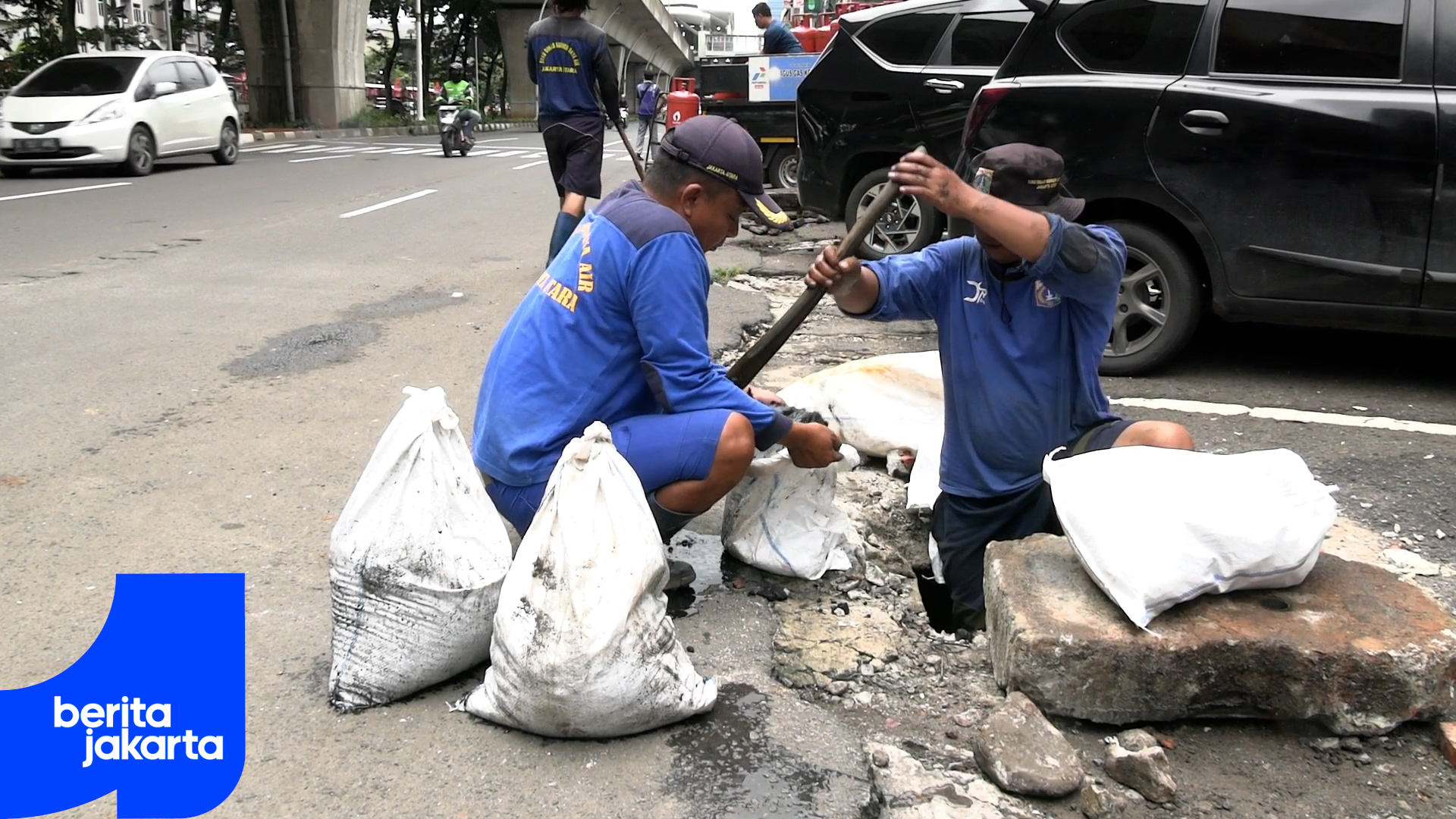 Satpel SDA Kelapa Gading Kuras Saluran Boulevard Raya