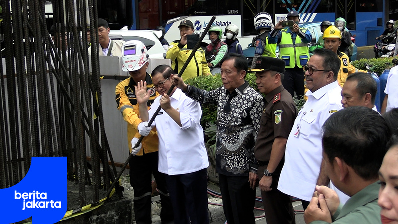 Pramono Saksikan Langsung Pembongkaran Tiang Monorel di Rasuna Said