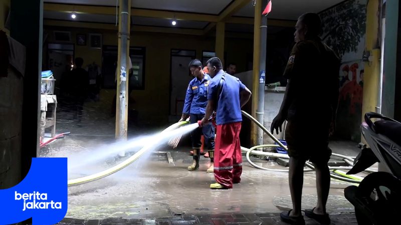Personel Gabungan Gerak Cepat Bersihkan Lumpur Pascabanjir di Kampung Melayu
