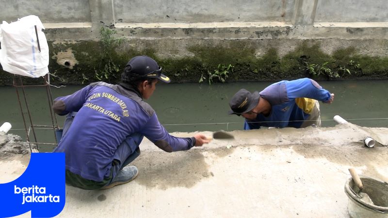 Petugas Perbaiki Turap dan Saluran Phb Pademangan Barat