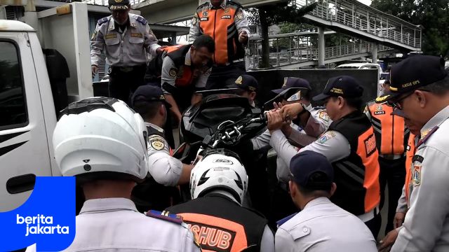 Petugas Gabungan Tindak Kembali Parkir Liar di Jalan Mayjen Sutoyo.mp4