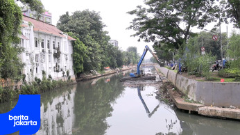 Sudin SDA Jakpus Keruk Lumpur Kali Ciliwung Sawah Besar.mp4