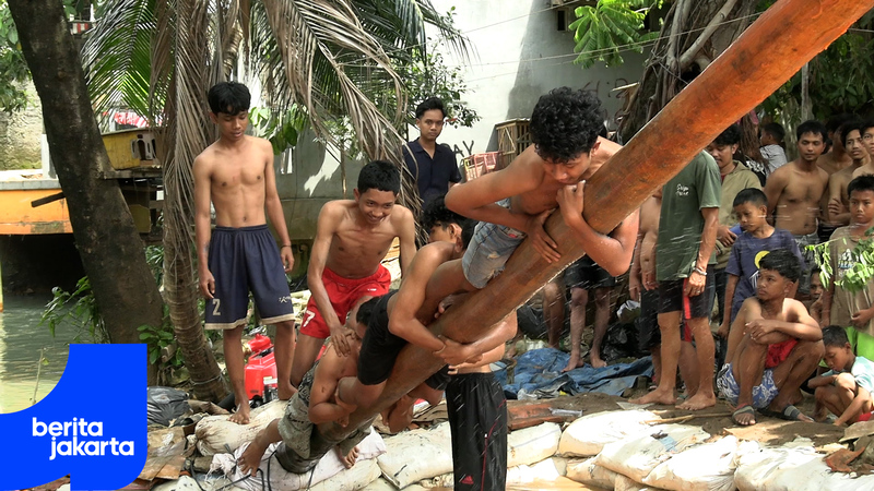 Kemeriahan Lomba Panjat Pinang di RW 11 Kebon Pala 
