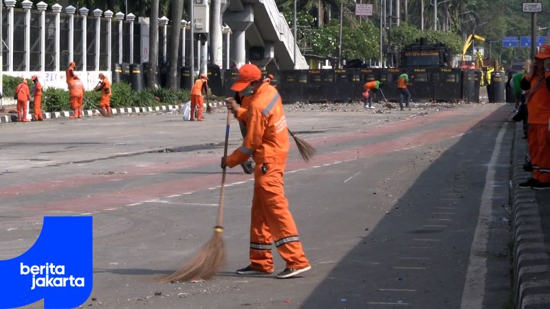 Sampah Sisa Unjuk Rasa Depan MPR-DPR Dibersihkan