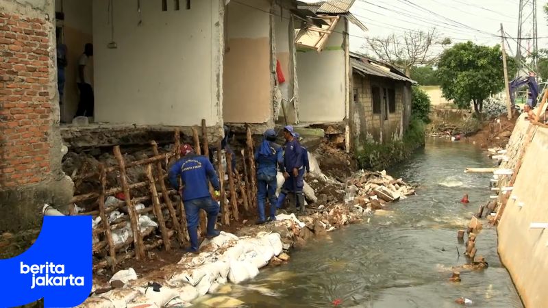 Sudin SDA Jaktim Perbaiki Turap Longsor di Jalan Tanah Merdeka