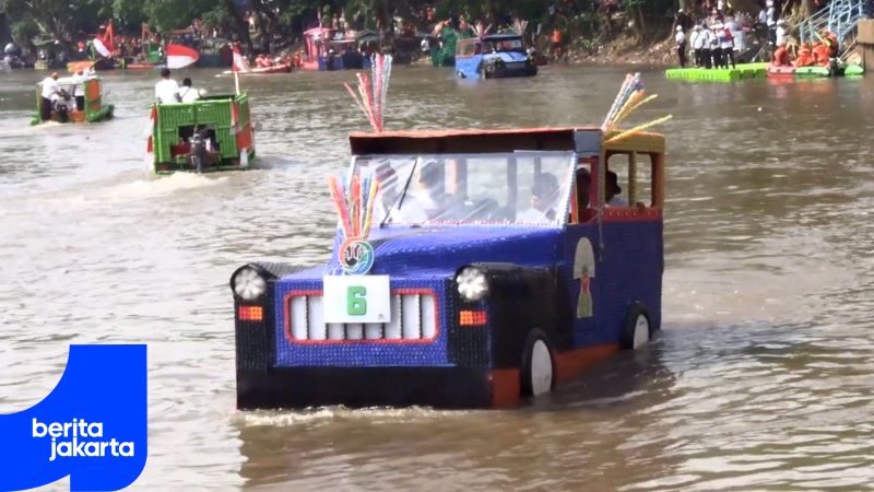 Parade Perahu Sampah Botol Plastik Meriahkan Festival Ciliwung