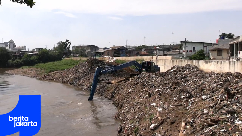 Sudin SDA Jakarta Selatan Keruk Kali Ciliwung Segmen Rawajati