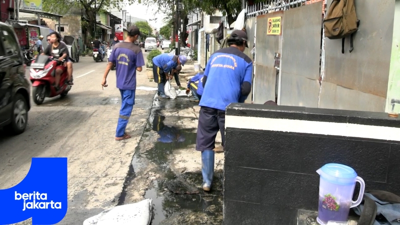 Antisipasi Genangan Satpel SDA Koja Kuras Saluran Jalan Muncang