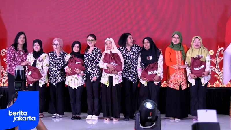 Pengupas Bawang di Pasar Induk Kramat Jati Dapatkan Apresiasi Hari Ibu