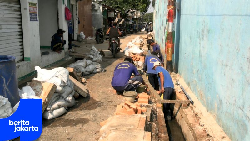 Antisipasi Peninggian Jalan, Satpel SDA Koja Tinggikan Saluran Air