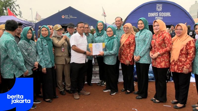 Ketua Umum BKOW DKI Serahkan Bantuan ke Kapuk Muara