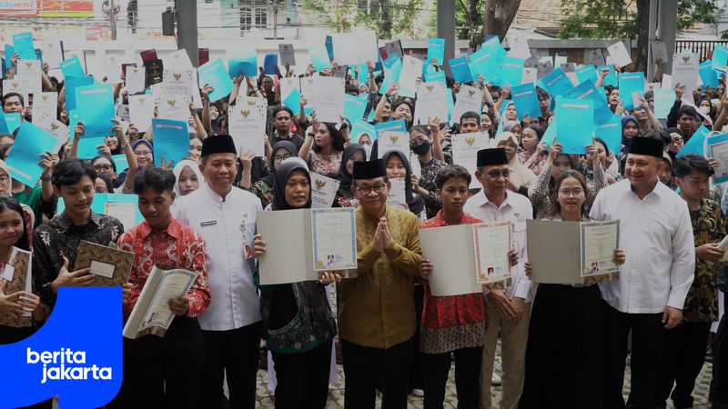 Pramono Serahkan 1.238 Bantuan Pemutihan Ijazah Tahap IV