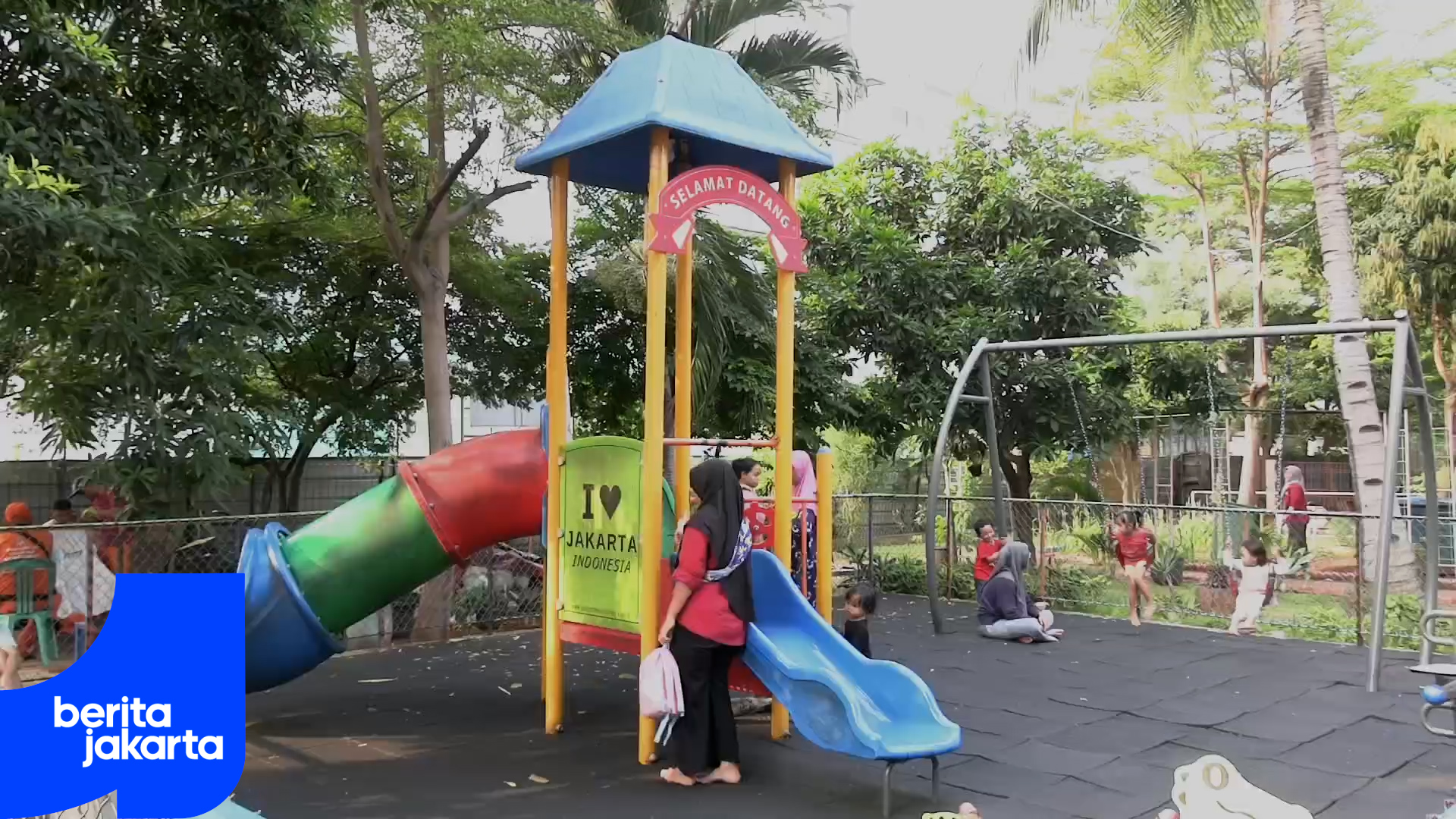 Menikmati Waktu Sore di RPTRA Budi Mulia Pademangan