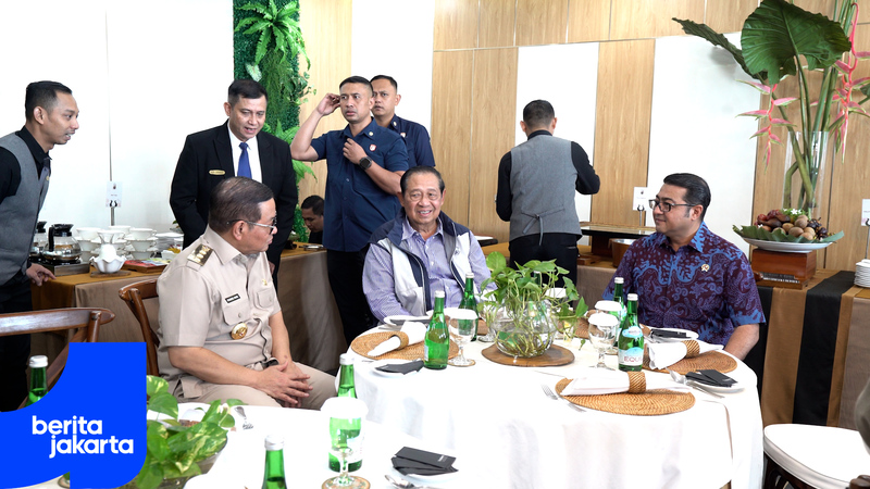 Pramono Dampingi SBY Lukis Monas di Balai Kota
