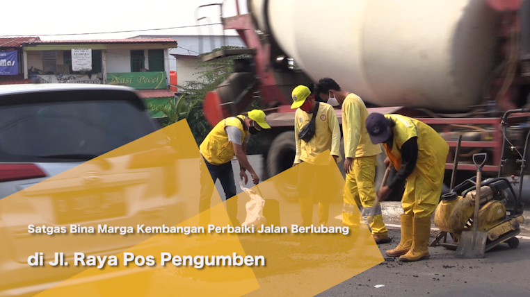 2407 AQIL Satgas Bina Marga Kembangan Perbaiki Jalan Berlubang di Jl. Raya Pos Pengumben-.mp4