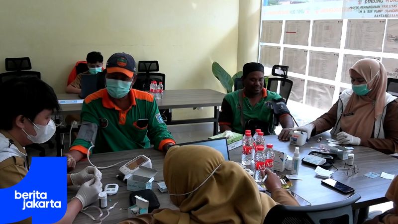 1.300 Sopir Truk Sampah DKI Dapatkan Cek Kesehatan Gratis