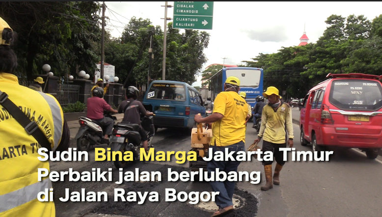 1102_ramdoni_Sudin Bina Marga Jakarta Timur Memperbaiki jalan berlubang di Jalan Raya Bogor.mp4