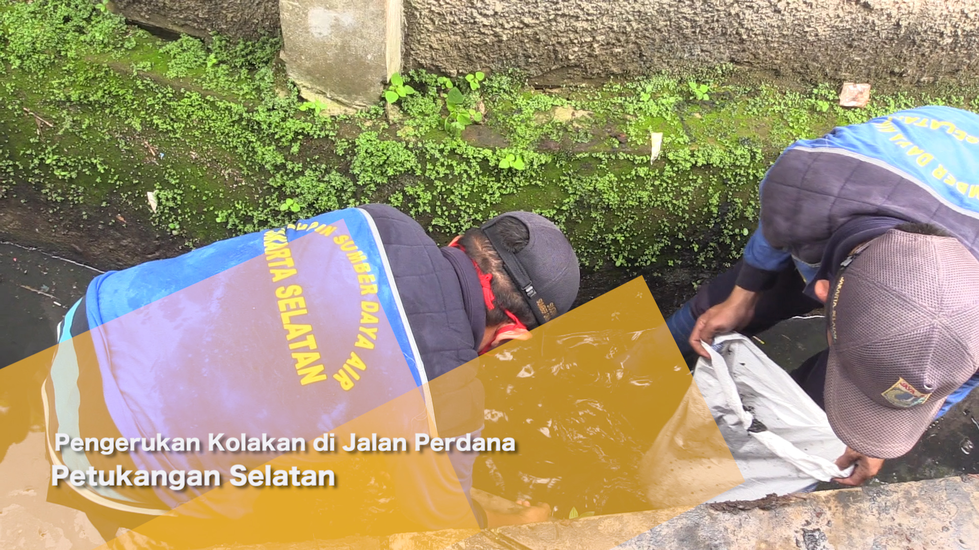 1106_aqil_PENGERUKAN SALURAN KOLAKAN DI PETUKANGAN SELATAN.mp4