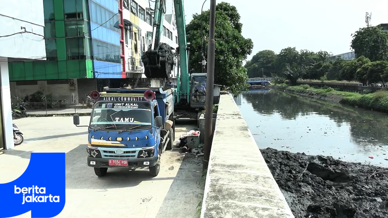  Satpel SDA Kebon Jeruk Kebut Pengerukan Lumpur Kali Sekretaris