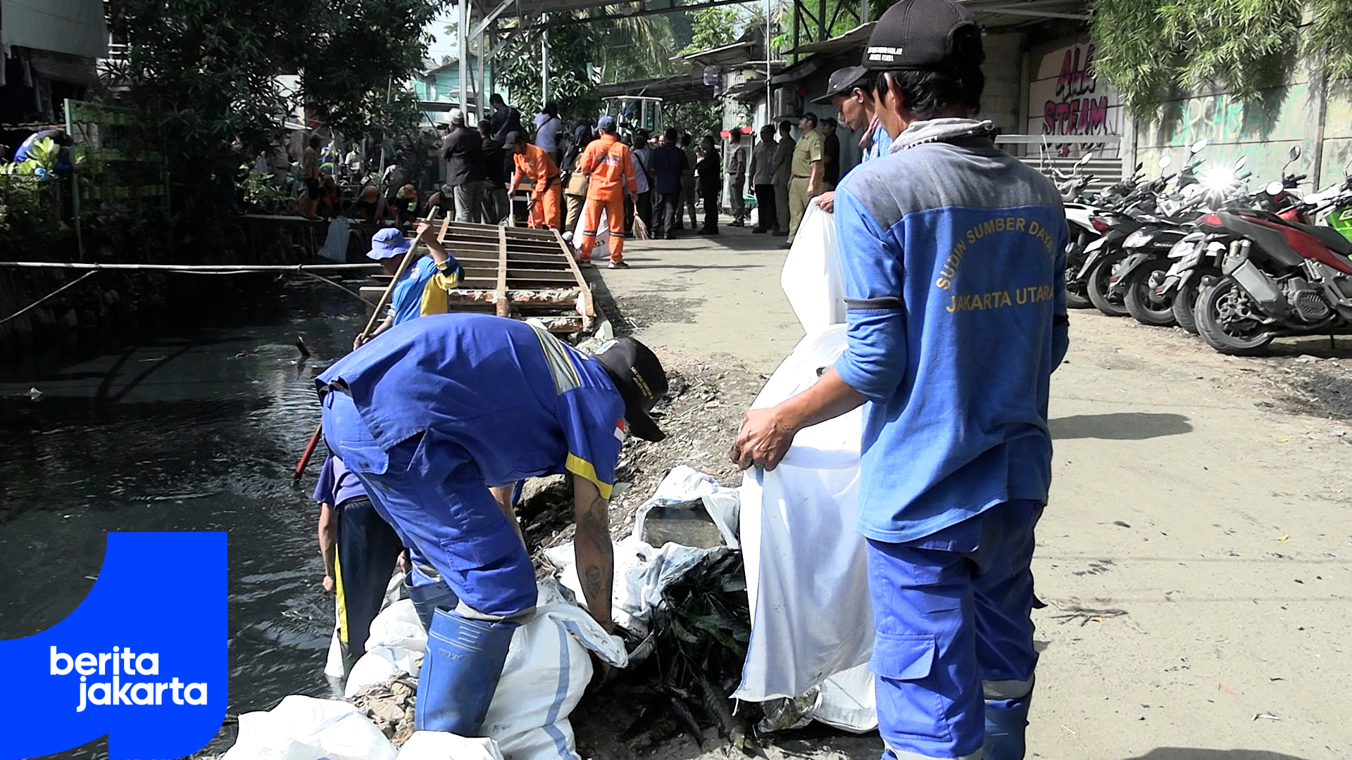 Antisipasi Banjir, Pramono Tinjau Pengerukan Kali Cakung Lama