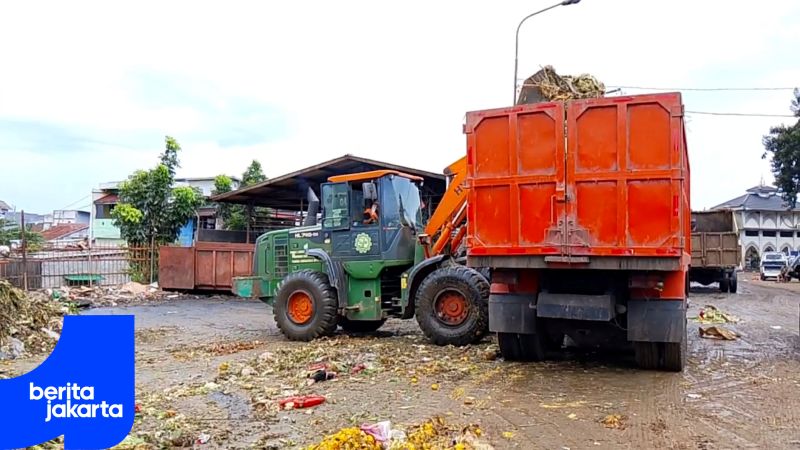 Puluhan Armada Diterjunkan Angkut Sampah Menumpuk di Pasar Induk Kramat Jati