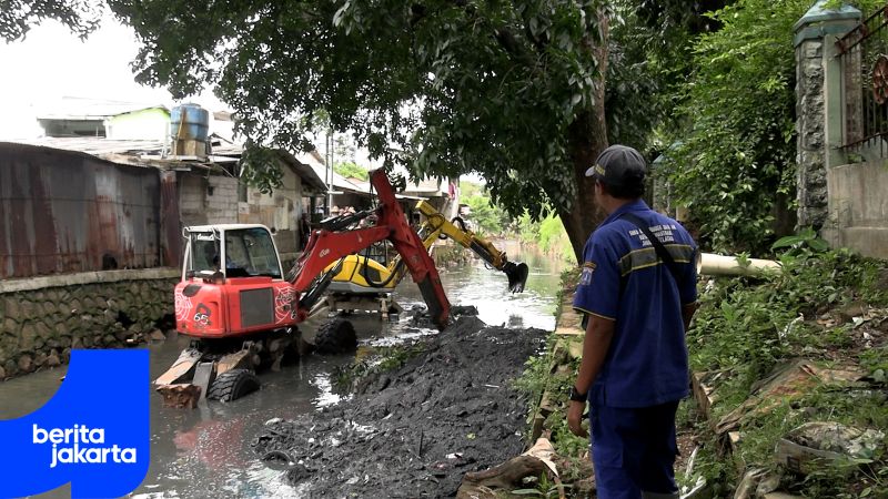 Sudin SDA Jaksel Keruk Lumpur Phb Kali Pulo Pasar Minggu