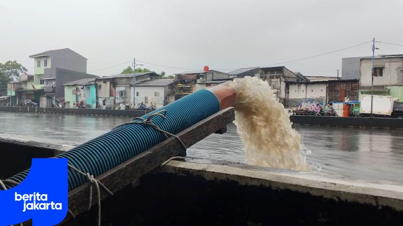  100 Personel Gerak Cepat Tangani Genangan di Daan Mogot